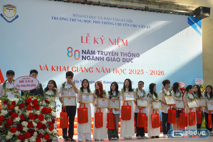 Trường Trung học phổ thông Chuyên Chu Văn An vinh danh các thủ khoa, á khoa cấp trường, cấp quốc gia trong kỳ thi tốt nghiệp năm 2025. gdvn-cva3.jpg