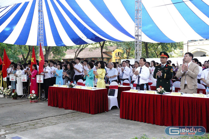 Toàn cảnh buổi lễ khai giảng tại Trường Trung học phổ thông Chuyên Chu Văn An. gdvn-cva2.jpg