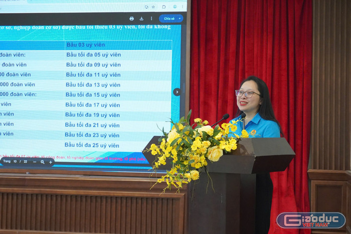 Bà Trần Kim Huyền - Phó Chủ tịch Uỷ ban Mặt trận Tổ quốc phường, Chủ tịch Ban Chấp hành Công đoàn phường Cửa Nam chủ trì hội nghị. gdvn-cn2.jpg