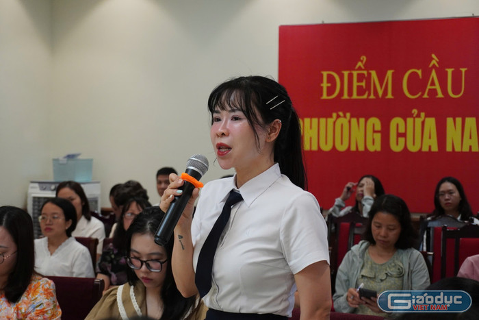 Đại diện công đoàn cơ sở mới được tiếp nhận về sinh hoạt tại Công đoàn phường Cửa Nam chia sẻ về tình hình hoạt động tại đơn vị. gdvn-cn4.jpg