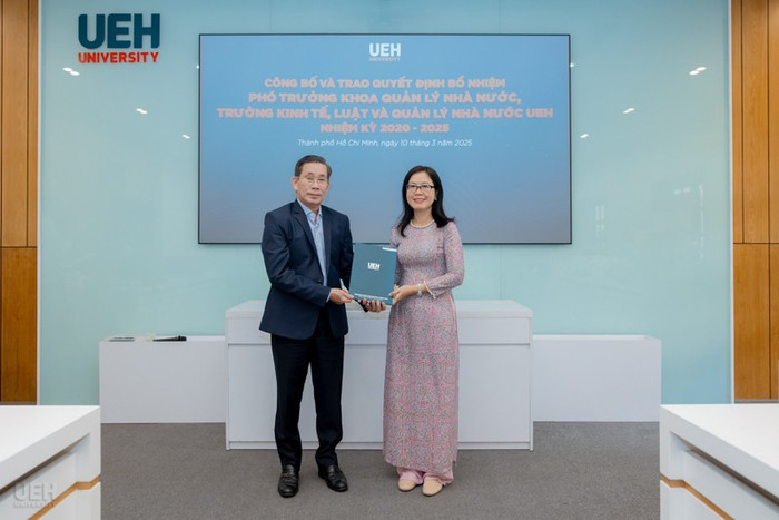 Tiến sĩ Nguyễn Lê Hoàng Thụy Tố Quyên nhận quyết định bổ nhiệm Phó Trưởng khoa Quản lý nhà nước, Trường Kinh tế, Luật và Quản lý nhà nước, Đại học Kinh tế Thành phố Hồ Chí Minh. Ảnh: Website Trường. 20250311013516-cong-bo-va-trao-quyet-dinh-bo-nhiem-pho-truong-khoa-ke-toan-truong-kinh-doanh-ueh-va-pho-truong-khoa-quan-ly-nha-nuoc-truong-kinh-te-luat-va-quan-ly-nha-nuoc-ueh-4.jpg