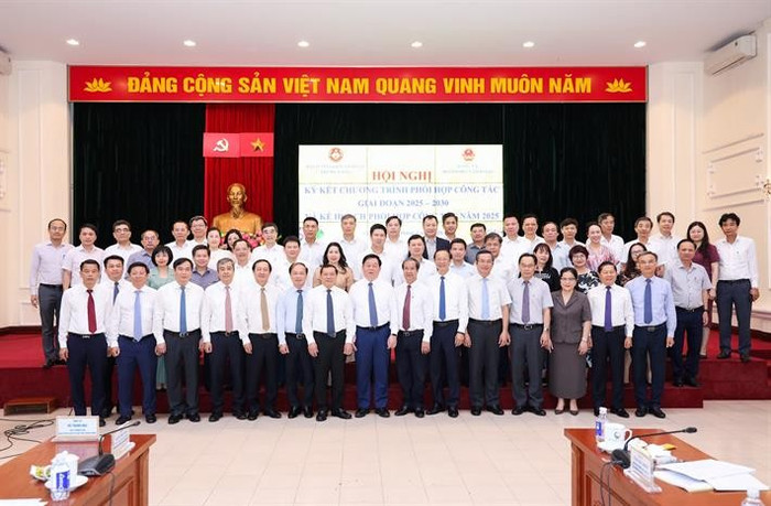 Các đại biểu dự buổi lễ. Các đại biểu dự buổi lễ.