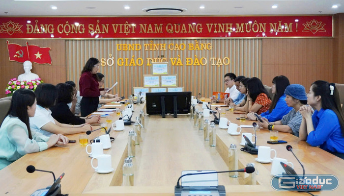 Toàn cảnh buổi trao tặng sách giáo khoa, vở viết của VEPIC tại trụ sở Sở Giáo dục và Đào tạo tỉnh Cao Bằng. gdvn-vepic3.jpg