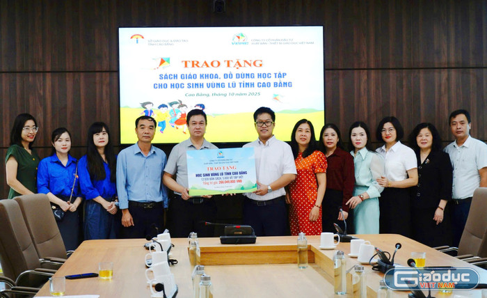 Công ty Cổ phần Đầu tư Xuất bản - Thiết bị Giáo dục Việt Nam trao tặng sách và vở viết đến học sinh vùng lũ tỉnh Cao Bằng. gdvn-vepic7.jpg