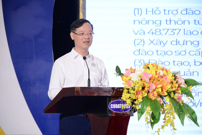 Cục trưởng Cục Giáo dục nghề nghiệp và Giáo dục thường xuyên Trương Anh Dũng báo cáo tại Hội nghị. anh-2.jpg