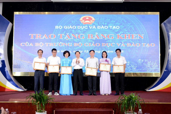 Thứ trưởng Lê Tấn Dũng trao bằng khen cho các cá nhân có thành tích xuất sắc trong phong trào thi đua. anh-9.jpg