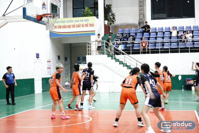 Ở hiệp 3, các cầu thủ đội Tây Hồ hụt hơi và để mất nhiều cơ hội ghi điểm. gdvn-vins14.jpg