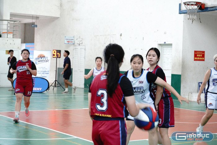 Pha cản bóng quyết liệt của trận bán kết. Pha cản bóng quyết liệt của trận bán kết.