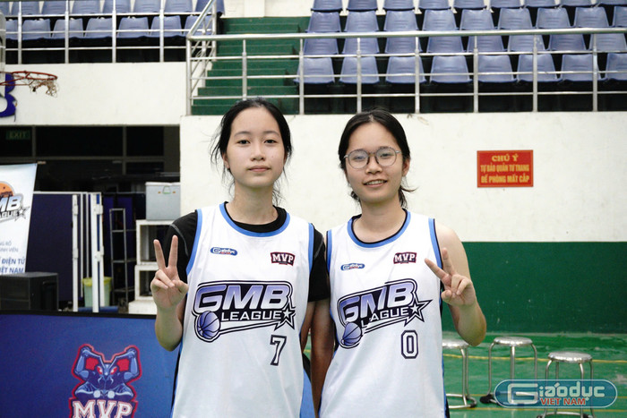 Em Nguyễn Ngọc Linh (trái) và Nguyễn Quỳnh Mai (phải) bày tỏ sự hào hứng khi đội có vé vào chung kết. gdvn-kl1.jpg