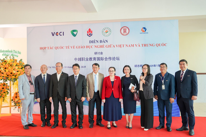 Đại diện tổ chức tham gia chương trình hợp tác quốc tế về giáo dục nghề nghiệp chụp ảnh lưu niệm. Ảnh: DHV dsc00881.jpg