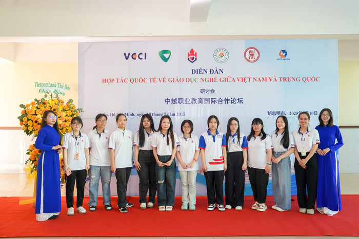 Sinh viên Trường Đại học Hùng Vương Thành phố Hồ Chí Minh cùng sinh viên Trung Quốc chụp ảnh lưu niệm tại diễn đàn. Ảnh: DHV dsc00751.jpg