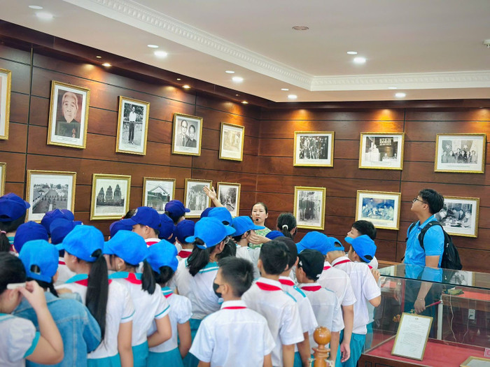 Một buổi tham quan trải nghiệm tại địa phương của học sinh Trường Tiểu học Nguyễn Hiền. Ảnh: Website Trường. z6940913550762-dce2c187c5271a56112ce4973ee1c561.jpg