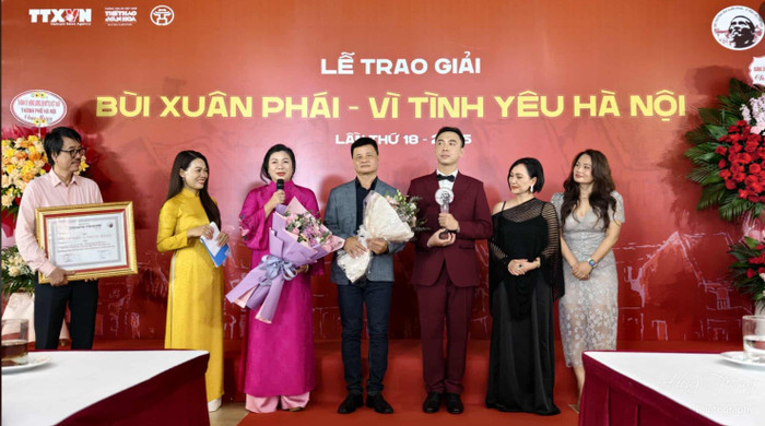Ekip vở nhạc kịch "Lửa từ Đất" nhận Giải thưởng Tác phẩm. Ảnh: BTC. sdree-17594991443151837639633.jpg
