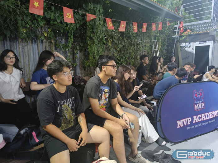 Khán giả cổ vũ cho đội Học viện Ngân hàng. gdvn-aof10.jpg