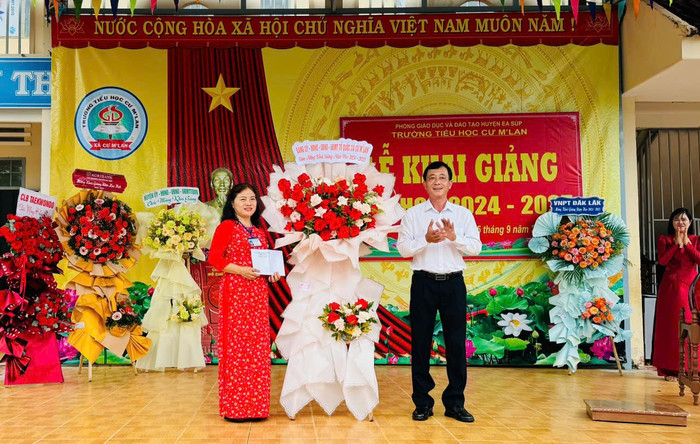 Cô Trần Thị Thuỷ - Hiệu trưởng Trường Tiểu học Cư M'lan. Ảnh: Website Trường. dong-chi-do-duy-toai-bi-thu-dang-uy-xa-cu-mlan-tang-qua-nha-truong-nhan-dip-khai-giang-nam-hoc-moi.jpg