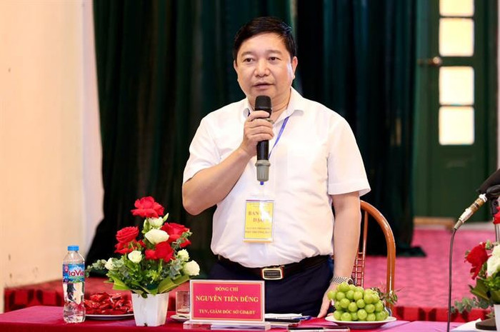 Giám đốc Sở Giáo dục và Đào tạo tỉnh Ninh Bình Nguyễn Tiến Dũng báo cáo tại buổi làm việc Giám đốc Sở Giáo dục và Đào tạo tỉnh Ninh Bình Nguyễn Tiến Dũng báo cáo tại buổi làm việc