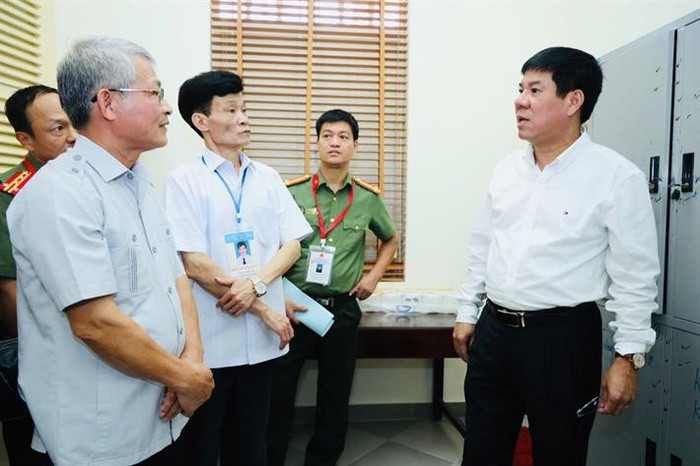 Đoàn kiểm tra kiểm tra công tác chuẩn bị thi tại Điểm thi Trường THPT Nguyễn Tất Thành (Thành phố Việt Trì) 1.jpg