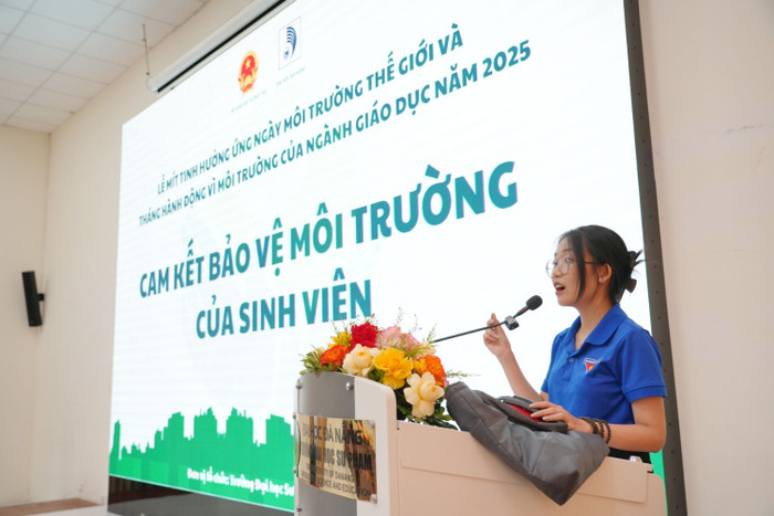Sinh viên Hồ Phạm Tâm Như phát biểu cam kết bảo vệ môi trường. Sinh viên Hồ Phạm Tâm Như phát biểu cam kết bảo vệ môi trường.