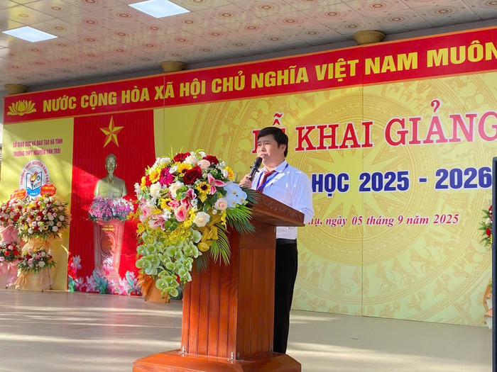 Thầy Trần Đình Hường - Hiệu trưởng Trường Trung học phổ thông Nguyễn Văn Trỗi (xã Mai Phụ, tỉnh Hà Tĩnh). Ảnh: Website Trường. z6979086352769-df0cd4cc1718b1d8e5456e37b0a07918.jpg