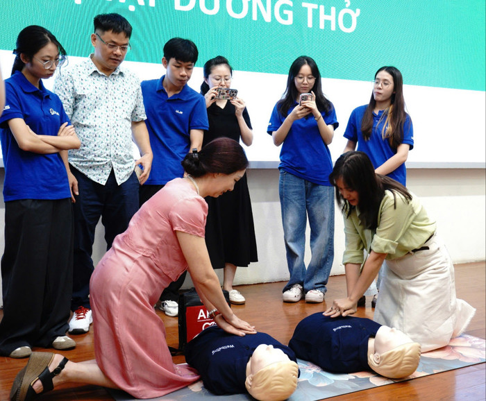 Cô Tạ Thị Bích Đào (thực hiện động tác ép tim, ngồi phía bên trái) - Chuyên viên Phòng Đào tạo và Người học, Trường Đại học Ngoại ngữ - Đại học Quốc gia Hà Nội. tyd8-9081.jpg