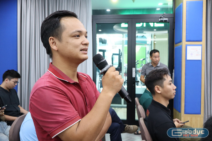 Phóng viên Báo Quân đội nhân dân đặt câu hỏi cho ban tổ chức. gdvn-434.jpg