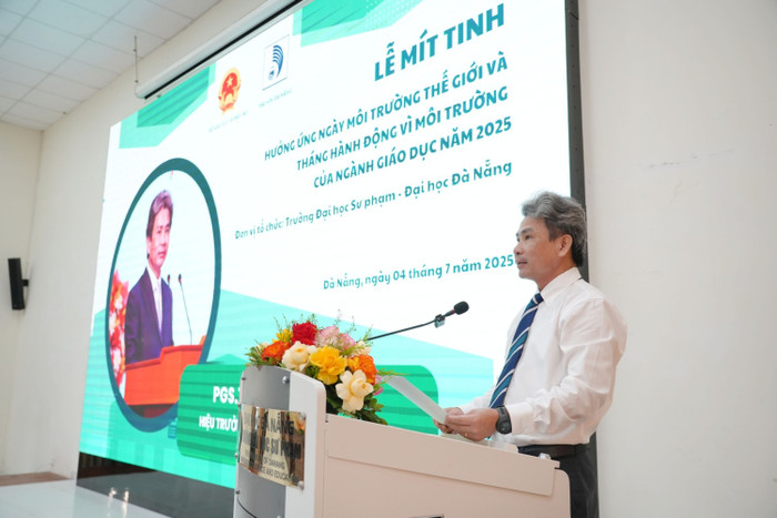 Phó Giáo sư, Tiến sĩ Võ Văn Minh - Hiệu trưởng Trường Đại học Sư phạm (Đại học Đà Nẵng) phát biểu tại lễ mít tinh Phó Giáo sư, Tiến sĩ Võ Văn Minh - Hiệu trưởng Trường Đại học Sư phạm (Đại học Đà Nẵng) phát biểu tại lễ mít tinh