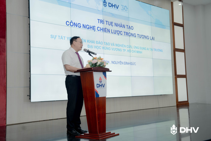 Giáo sư, Tiến sĩ khoa học Nguyễn Đình Đức chia sẻ tại hội thảo. dsc01663.jpg