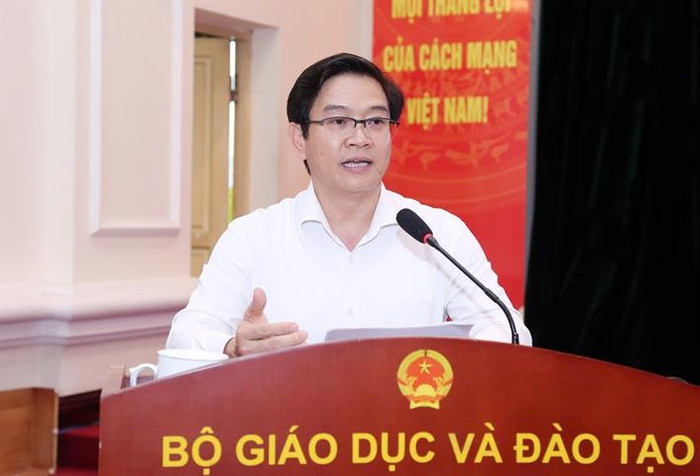 Vụ trưởng Vụ Giáo dục Phổ thông Thái Văn Tài báo cáo tóm tắt về dự thảo Đề án tại phiên họp. Vụ trưởng Vụ Giáo dục Phổ thông Thái Văn Tài báo cáo tóm tắt về dự thảo Đề án tại phiên họp.