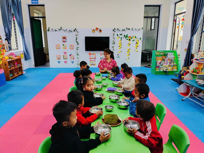 Đến nay, cơ sở vật chất và điều kiện học tập của học sinh dân tộc Chứt tại Trường Mầm non Hương Liên đã khang trang, đủ đầy. Ảnh: NVCC hinh-anh-tre-an-trua-tai-lop.jpg