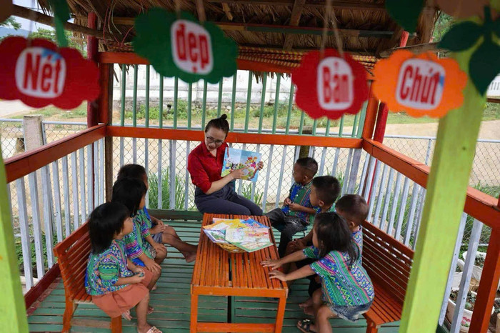 Trẻ mầm non tại điểm trường bản Rào Tre đã có thể nghe hiểu và nói tiếng phổ thông. Ảnh: NVCC hinh-anh-co-cung-tre-doc-sach.jpg