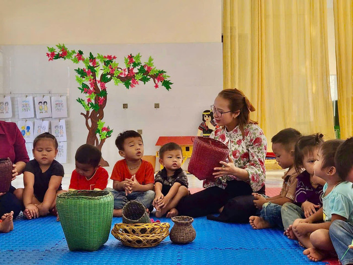 Cô Hoài Mơ dạy học sinh hiểu về nét đẹp dân tộc Chứt. Ảnh: NVCC. hinh-anh-co-cung-tre-tim-hieu-ve-tieng-me-de.jpg