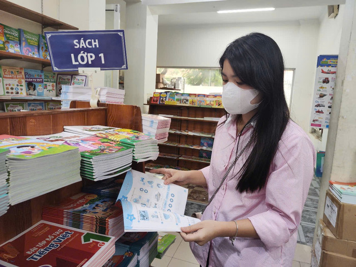 Kiểm tra sách tại cửa hàng giúp các phụ huynh yên tâm về chất lượng. Ảnh: Ngọc Huyền 2.jpg