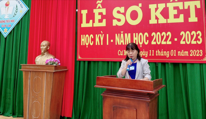 Cô Trần Thị Thủy - Hiệu trưởng Trường tiểu học Cư M’lan. Ảnh: NVCC hinh-anh-co-tran-thi-thuy-bao-cao-so-ket-ki-1-9837.jpg