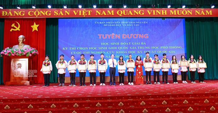 17 học sinh đoạt giải Nhì tại Kỳ thi chọn học sinh giỏi quốc gia trung học phổ thông năm học 2024 - 2025 được trao Bằng khen của Bộ trưởng Bộ Giáo dục và Đào tạo. Ảnh: Cổng thông tin Uỷ ban nhân dân tỉnh Thái Nguyên. tuyen-duong-4.jpg