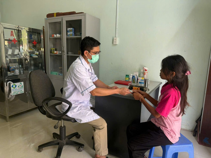 Học sinh Trường Phổ thông dân tộc nội trú Bố Trạch được khám sức khoẻ và phát thuốc tại trường. z6994373586992-6503ca9de5a241759f23535a6a628210.jpg