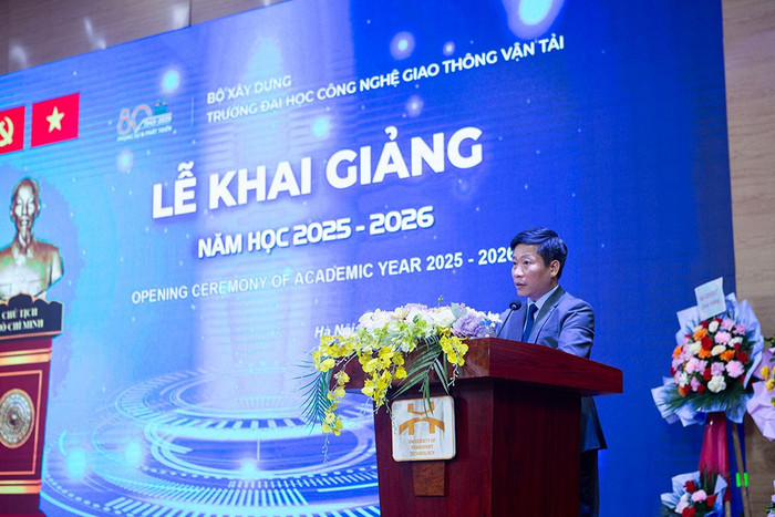 Phó Giáo sư, Tiến sĩ Nguyễn Hoàng Long - Hiệu trưởng Nhà trường phát biểu tại buổi lễ. khai-giang-2025-2026-04.jpg