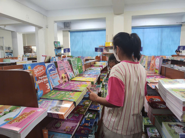 Nhiều phụ huynh tìm đến các hệ thống nhà sách để tìm mua sách chất lượng, tránh gặp phải sách giả. Ảnh: Ngọc Huyền 3.jpg