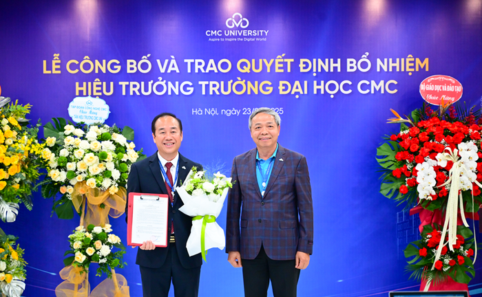 Ông Nguyễn Trung Chính - Chủ tịch Tập đoàn CMC trao quyết định bổ nhiệm cho Phó Giáo sư, Tiến sĩ Nguyễn Thanh Tùng. Ông Nguyễn Trung Chính - Chủ tịch Tập đoàn CMC trao quyết định bổ nhiệm cho Phó Giáo sư, Tiến sĩ Nguyễn Thanh Tùng.
