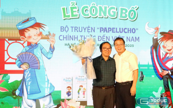 Nhà thơ Trần Đăng Khoa chụp ảnh lưu niệm cùng Tổng Giám đốc Nhà xuất bản Giáo dục Việt Nam. gdvn-p12-1561.jpg