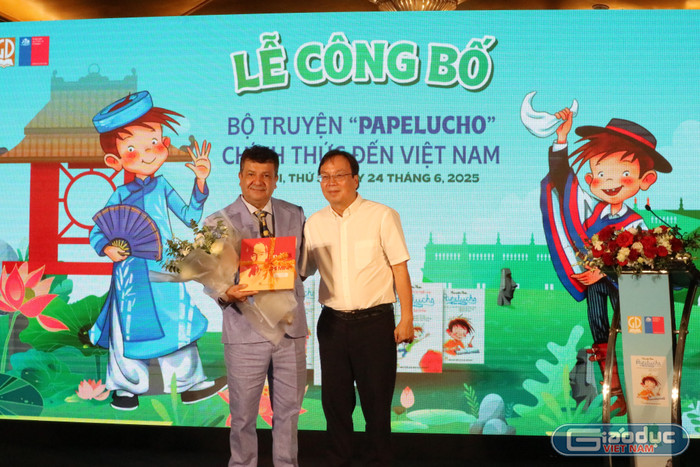 Tổng Giám đốc Nhà xuất bản Giáo dục Việt Nam - ông Nguyễn Tiến Thanh tặng hoa tới Đại sứ đặc mệnh toàn quyền Cộng hòa Chile tại Việt Nam - ông Sergio Narea Guzman. gdvn-p10.jpg