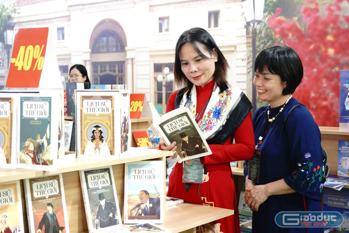 Gian hàng của Nhà xuất bản Giáo dục Việt Nam gây ấn tượng với nhiều tác phẩm sách giáo dục chất lượng cao. Ảnh: Công Duy gdvn-02.jpg