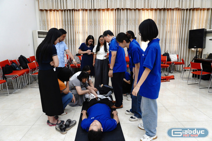 Các học viên thực hành sơ cấp cứu theo chỉ dẫn của Phó Giáo sư, Tiến sĩ Nguyễn Đức Chính. gdvn-tyd9.jpg
