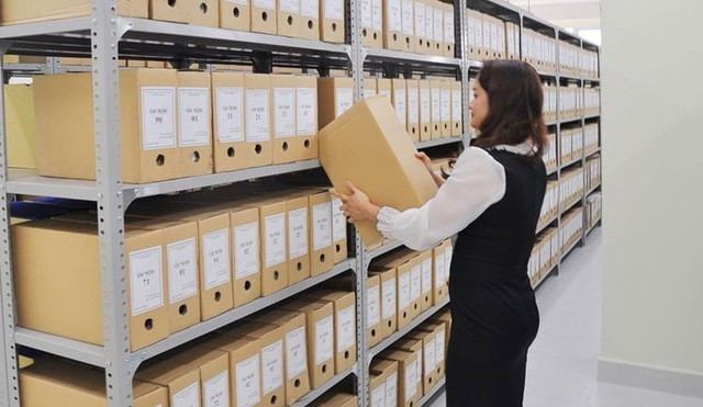 Nhiều tài liệu, hồ sơ được xác định thời gian lưu trữ vĩnh viễn. Ảnh minh họa: Báo Điện tử Chính phủ. 1000008598.jpg