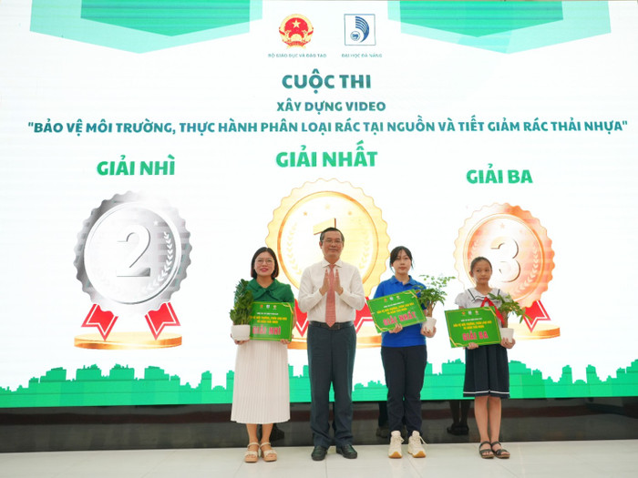 Thứ trưởng Bộ Giáo dục và Đào tạo Nguyễn Văn Phúc trao giải Cuộc thi video sáng tạo về giảm thiểu ô nhiễm nhựa. Thứ trưởng Bộ Giáo dục và Đào tạo Nguyễn Văn Phúc trao giải Cuộc thi video sáng tạo về giảm thiểu ô nhiễm nhựa.