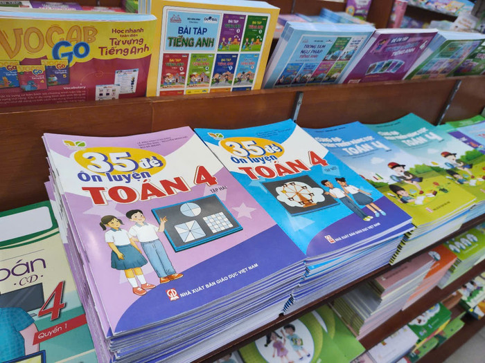 Các đầu sách của Nhà xuất bản Giáo dục Việt Nam được bày bán tại cửa hàng sách. Ảnh: Ngọc Huyền 5.jpg