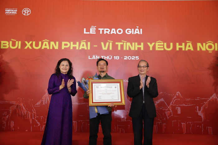 Phó Tổng Giám đốc Thông tấn xã Việt Nam Nguyễn Thị Sự và Nhà thơ Bằng Việt - Chủ tịch Hội đồng Giám Khảo trao Giải Tác phẩm cho Loạt tranh về Hà Nội của họa sĩ Phạm Bình Chương trong 20 năm "Xuống phố". Ảnh: BTC. hhkd6742-1759502351555983825038.jpg