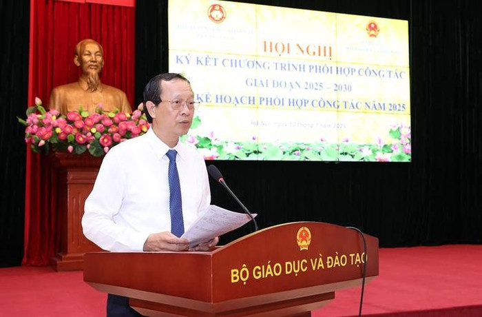Phó Bí thư Đảng ủy, Thứ trưởng Thường trực Bộ Giáo dục và Đào tạo Phạm Ngọc Thưởng báo cáo dự thảo Chương trình phối hợp. Phó Bí thư Đảng ủy, Thứ trưởng Thường trực Bộ Giáo dục và Đào tạo Phạm Ngọc Thưởng báo cáo dự thảo Chương trình phối hợp.