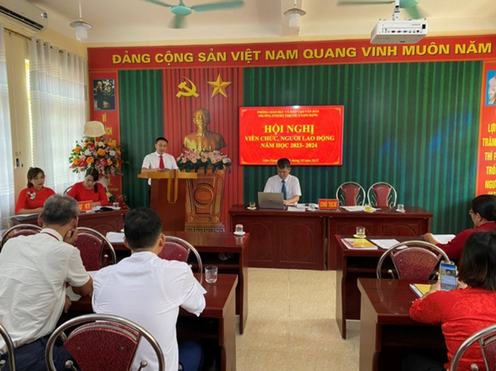 Thầy Cường cho rằng cán bộ xã sẽ hiểu rõ con người hơn, giúp công tác quyết định bổ sung, kiện toàn Hội đồng trường diễn ra nhanh chóng, sát sao. Ảnh: Website Trường. hoi-nghi-can-bo-vien-chuc-nguoi-lao-dong-d8aa9172-4643-4faf-80b3-b9b9f268b29f-3002.jpg