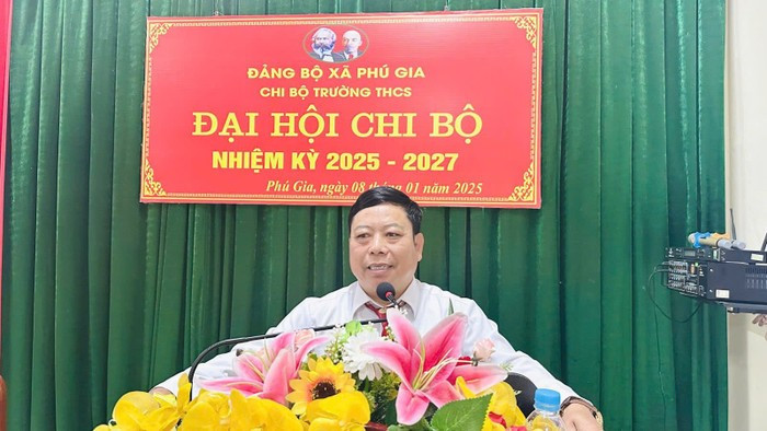 Thầy Hoàng Thế Hanh - Hiệu trưởng Trường Trung học cơ sở Phú Gia. Ảnh: Website Trường. athayhanh-5862-956.jpg