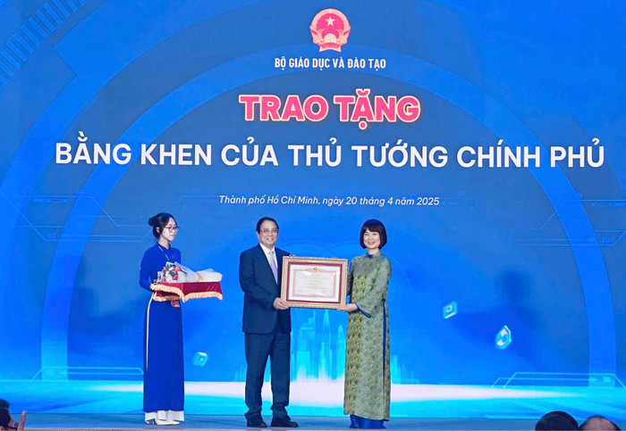 Phó Giáo sư, Tiến sĩ Phạm Thu Hương - Phó Hiệu trưởng Trường Đại học Ngoại thương đại diện Tập thể sư phạm Nhà trường nhận Bằng khen từ Thủ tướng Chính phủ vì những thành tích xuất sắc trong công tác hỗ trợ học sinh, sinh viên khởi nghiệp, qua đó đóng góp tích cực vào việc thúc đẩy hệ sinh thái khởi nghiệp sáng tạo quốc gia trong giai đoạn 2017-2025. 1-1.jpg
